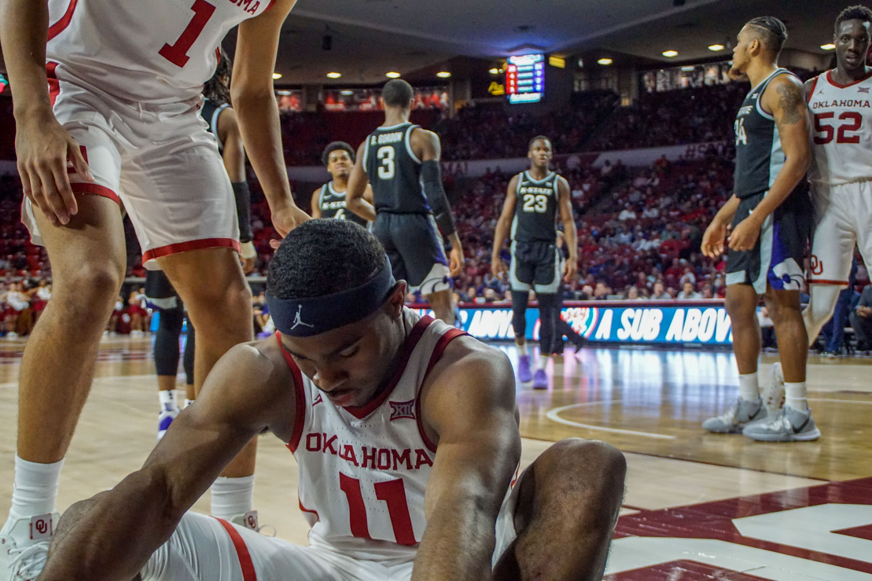 De'Vion Harmon rests